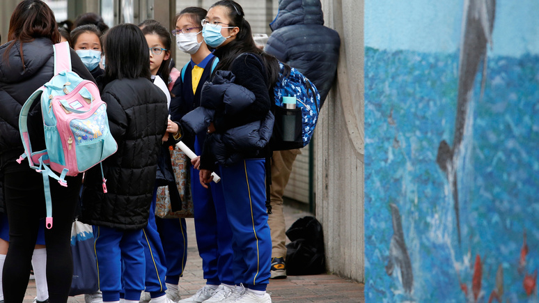 SCMP: учительница из Китая стала интернет-звездой, устроив школьникам зимнюю «проверку на подштанники»
