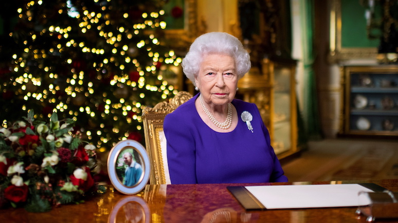 Guardian: впервые за 30 лет Елизавета II отметила Рождество без детей и внуков