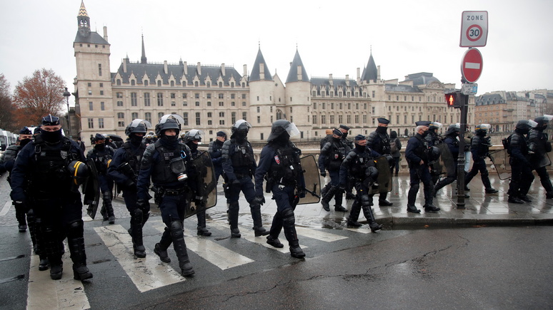 Le Parisien: в новогоднюю ночь следить за соблюдением коммендантского часа во Франции будут 100 тысяч полицейских