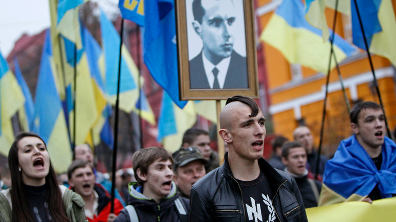 СТРАНА: на Украине заводят дела за советскую символику, а нацистскую «не замечают»