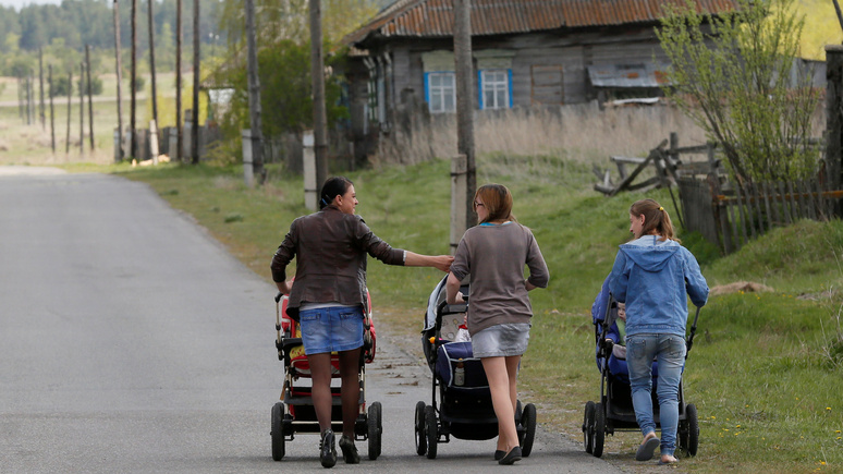 Обозреватель Bloomberg: демографические проблемы России следует решать не выплатами, а поддержкой женщин 