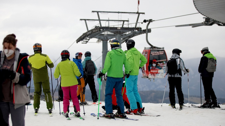 Focus: никакой дистанции — катастрофические кадры с горнолыжных курортов Австрии вынуждают вмешаться полицию
