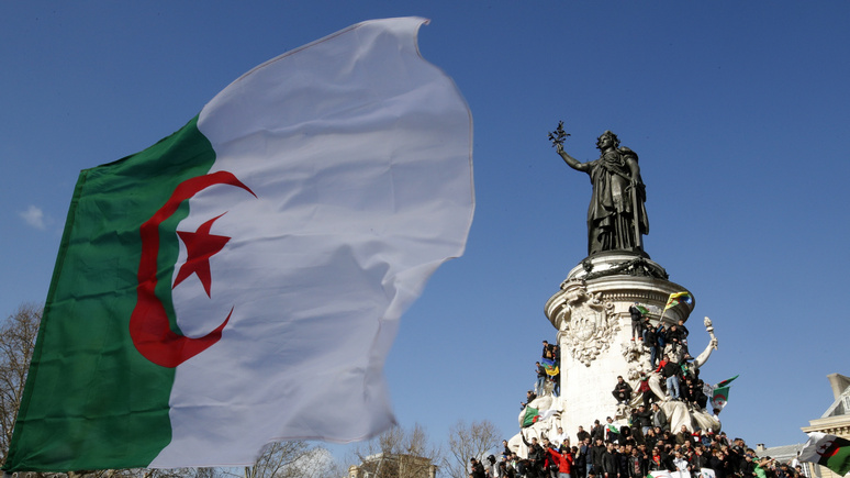 Le Figaro: «извинениями ничего не решить» — Макрону рассказали, как помириться с бывшей колонией Алжиром