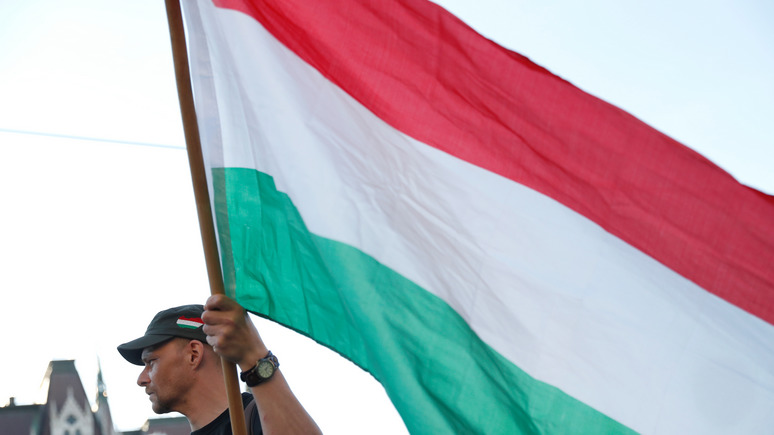 NewsOne: неизвестные угрожают венграм Закарпатской области Украины