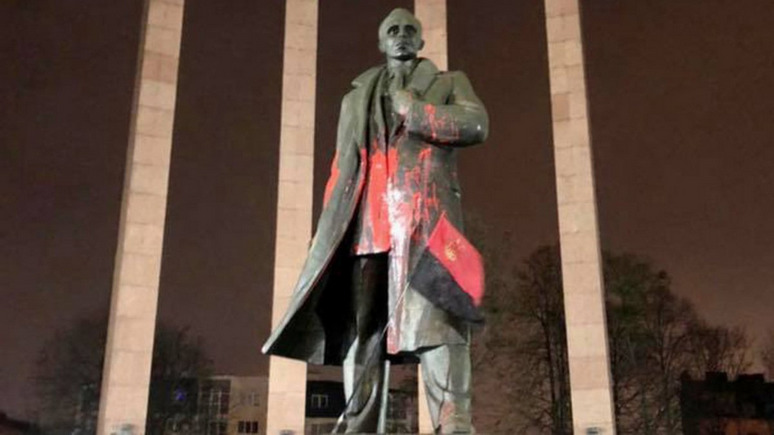 24 канал: неизвестные облили краской памятник Степану Бандере во Львове