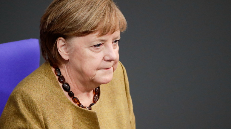 SZ: Меркель выступила за продление локдауна, признав его «высокую цену»