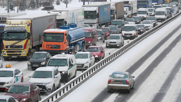 Вместо свалки — на Украину: «Вести» выяснили, как страну заполоняет автомобильная рухлядь