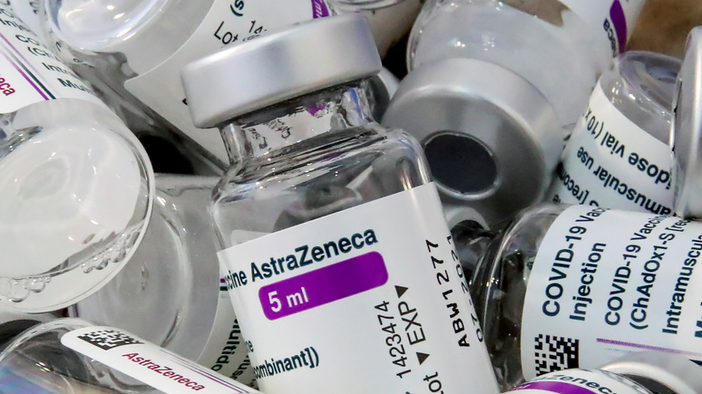 Безопасна, но с оговоркой — Bloomberg о решении европейского регулятора по вакцине AstraZeneca