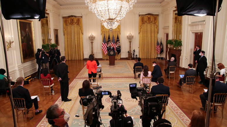 NYP: на пресс-конференции Байден активно пользовался шпаргалками