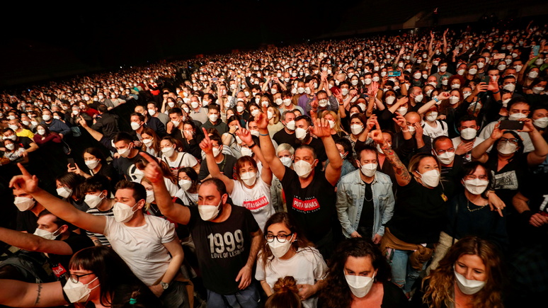 Le Monde: «клинический эксперимент» — рок-концерт в Барселоне посетило 5 тысяч зрителей