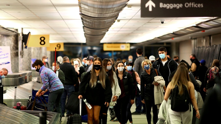 Insider: в США авиакомпания высадила из самолёта всех пассажиров из-за семьи, нарушившей масочный режим 