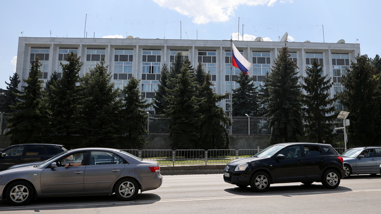 Bloomberg: Болгария вслед за Чехией связала российскую разведку со взрывами на оружейных складах