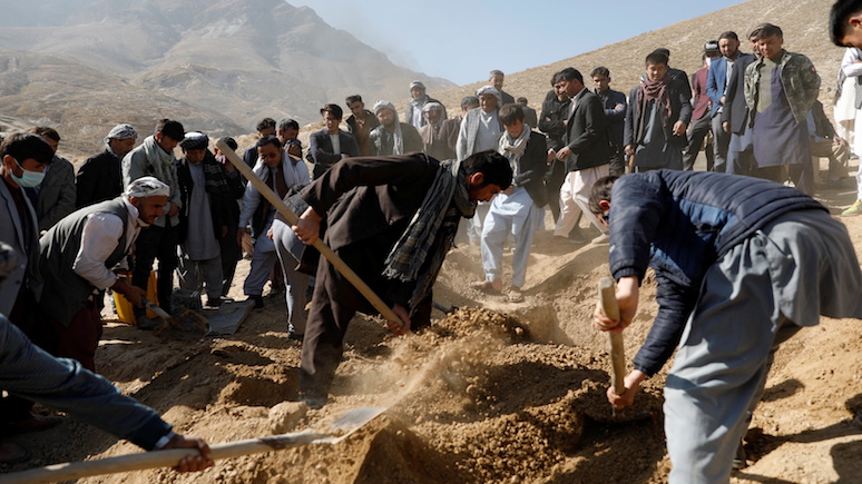 DT: в Кабуле похоронили погибших во взрывах школьниц