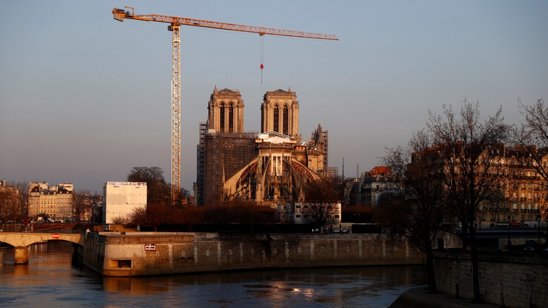 Le Figaro: в Париже закрыли площадь перед Нотр-Дамом из-за обнаружения там свинцовой пыли