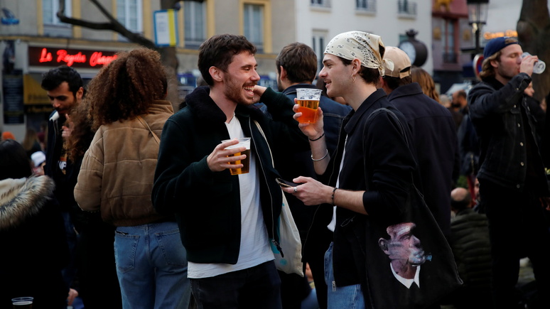 Угрозы и слезоточивый газ — французским полицейским пришлось разгонять людей с вновь открывшихся террас