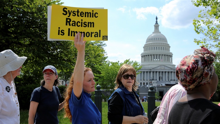 Hill: больше половины американцев считают расизм серьёзной проблемой США