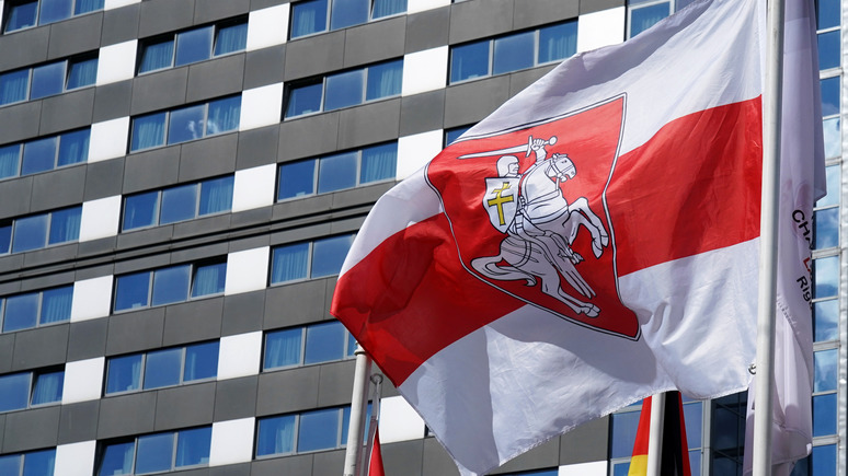 DELFI: мэр Риги отказался снимать оппозиционный белорусский флаг