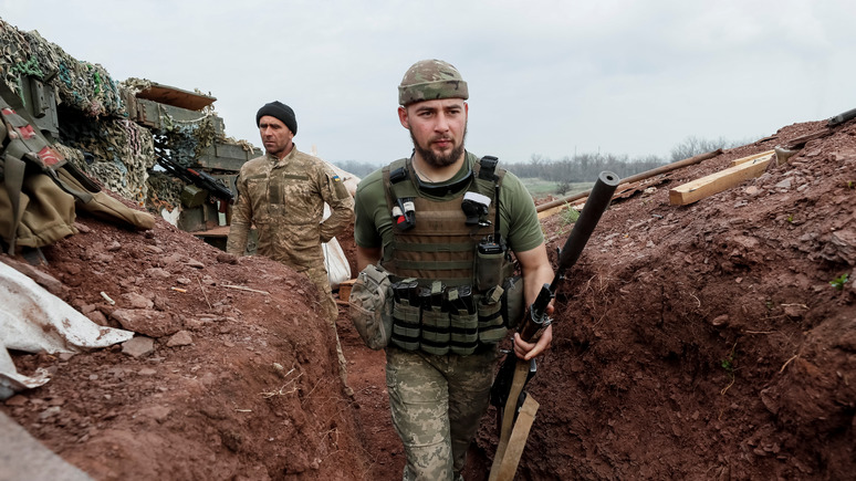 СТРАНА: Зеленский намерен подчинить себе добровольческие отряды на Украине