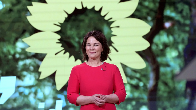 Welt: оговорка по Бербок — кандидат зелёных в канцлеры предостерегла о «либеральных врагах» в стране и за рубежом