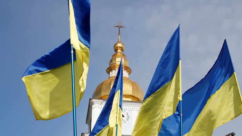 Главред: пьяные вандалы сорвали украинский флаг с могилы бойца ВСУ