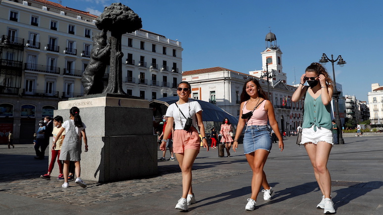 El País: испанцы празднуют отмену обязательного ношения масок на улице
