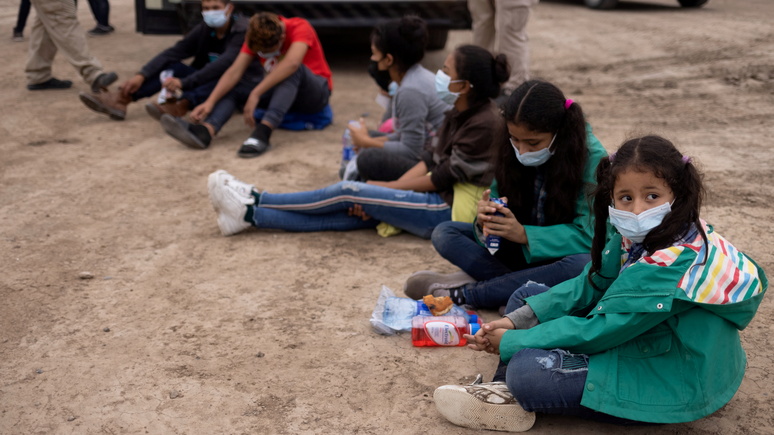 «Бессонница, несъедобная пища и депрессия»: Insider рассказал о тяжёлой ситуации в американском лагере для детей-мигрантов 