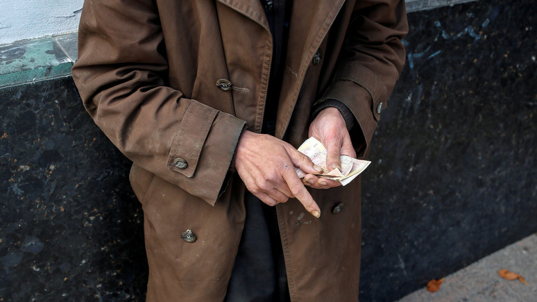 Корреспондент: украинцы тратят денег больше, чем зарабатывают