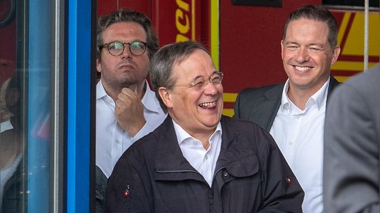 Focus: смех в зоне наводнений говорит о неготовности Лашета стать канцлером Германии