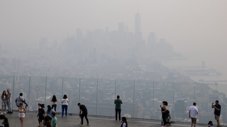 Guardian: дым от лесных пожаров сделал Нью-Йорк одним из худших по уровню загрязнения воздуха городов мира