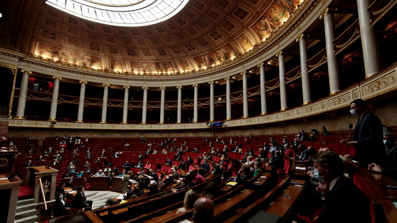 Le Monde: бег с препятствиями — новый законопроект по борьбе с COVID-19 расколол Национальное собрание Франции  