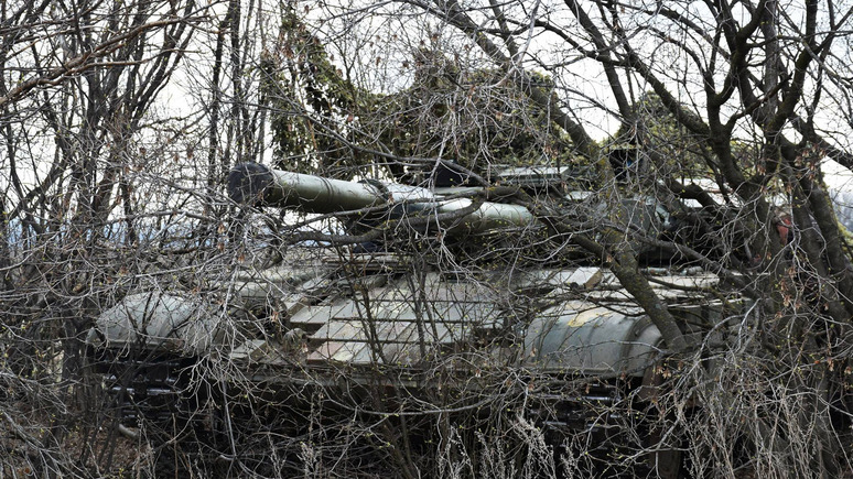 Корреспондент: украинские военные случайно обстреляли из танка село