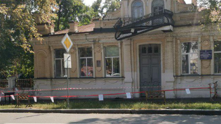 Корреспондент: в Полтаве снесли балкон, с которого выступал Гитлер