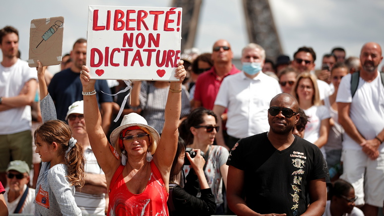 Valeurs actuelles: почти половина французских противников санитарных пропусков не возражают против антисемитских плакатов на демонстрациях