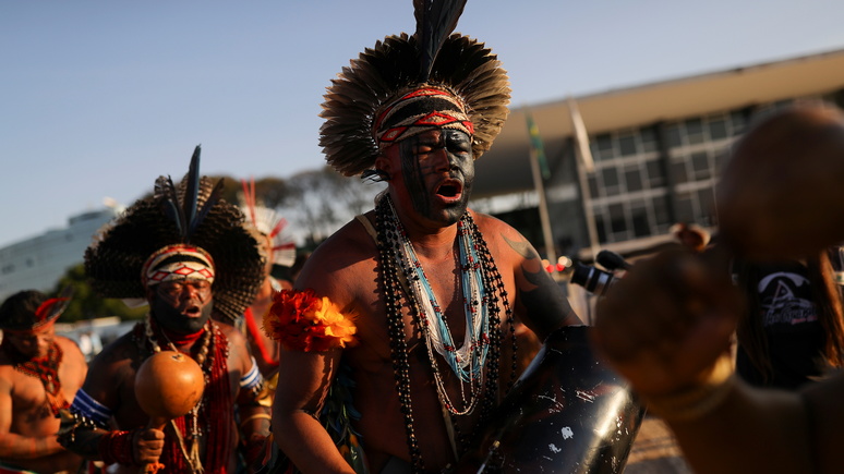 Le Monde: в Бразилии коренные жители вышли на массовую демонстрацию в защиту своих исконных земель