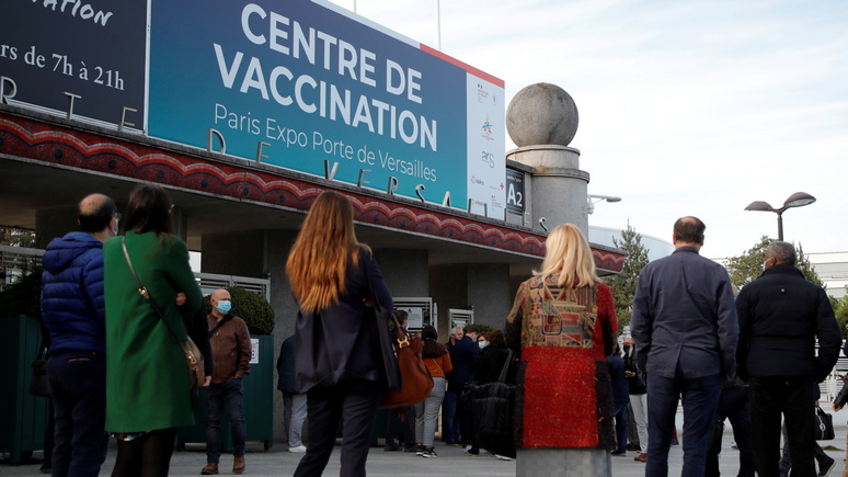 Le Figaro:  неуважение и агрессия — обстановка во французских прививочных пунктах накаляется после введения санитарных пропусков