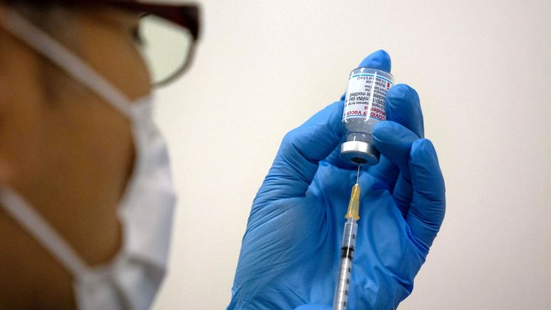 Insider: в Японии расследуют смерть двух мужчин после прививки вакциной Moderna 