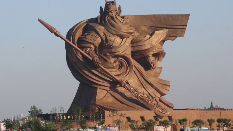 Insider: возвели за $26 млн, убирают за $20 млн — в Китае переносят гигантскую статую, портившую вид местным жителям