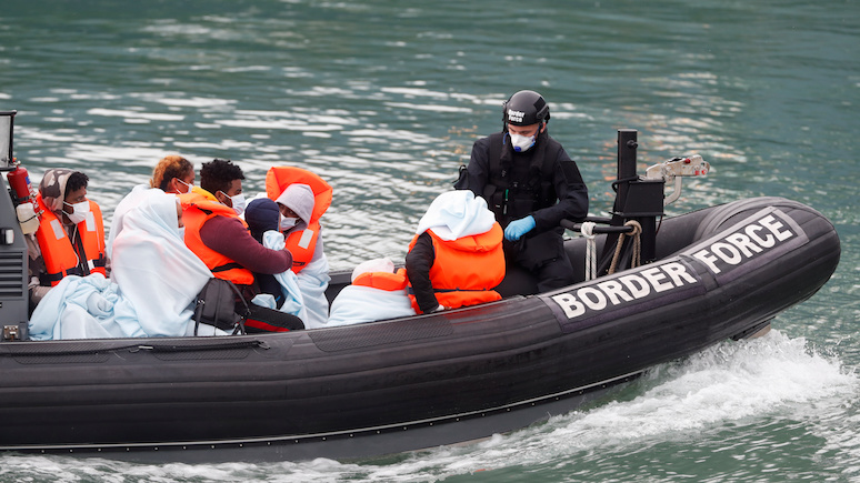 Sun: Франция запретила продажу лодок в попытке остановить поток мигрантов через Ла-Манш