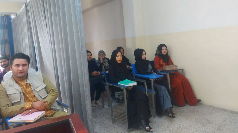 Le Figaro: талибы разрешили женщинам получать образование — но не рядом с мужчинами