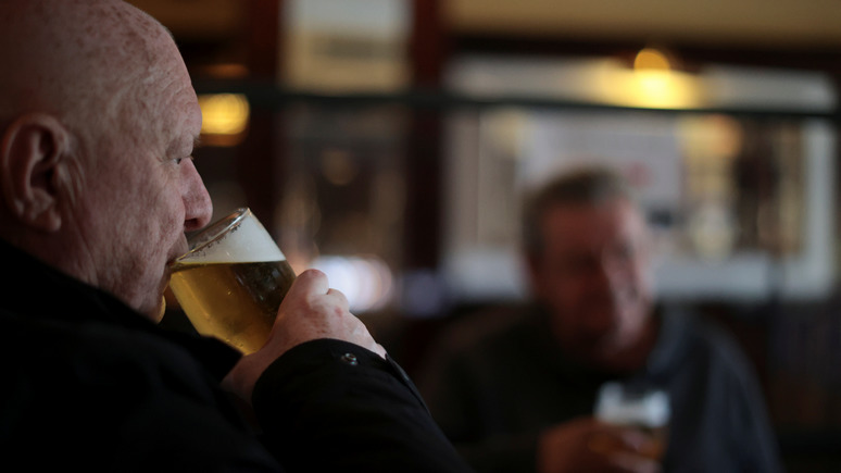 Guardian: работодатели заманивают сотрудников обратно в офисы пивом и попкорном