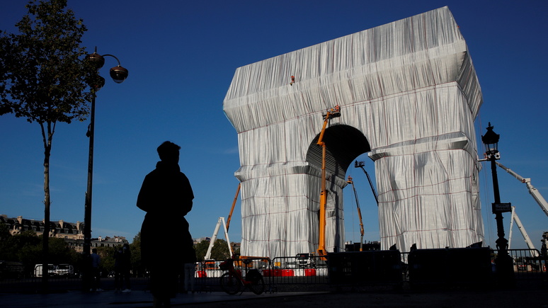 «Мешок для мусора» — парижская общественность не оценила «Триумфальную арку в обёртке»