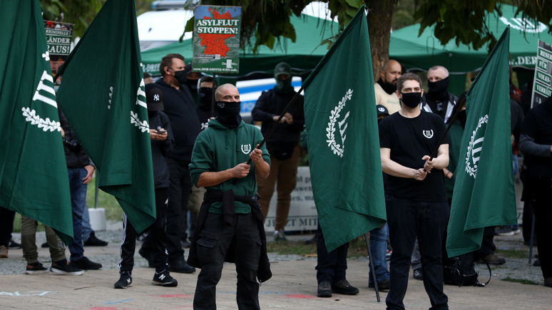 SZ: в Германии возмущены бездействием правоохранительных органов в связи с предвыборными выходками неонацистов 