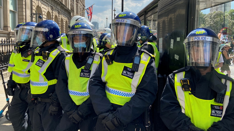 Telegraph: «слишком устрашающие» — в Британии предложили изменить дизайн полицейских бронекостюмов