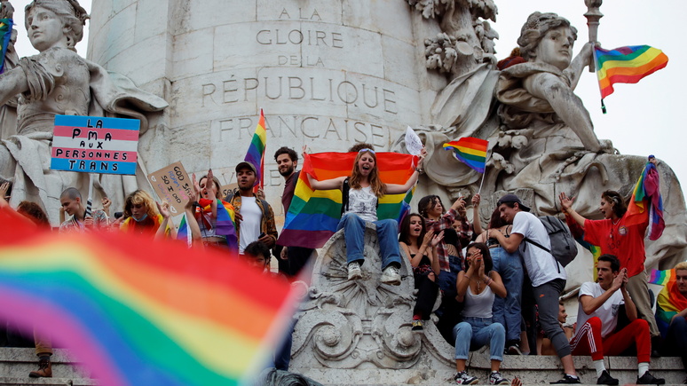 Le Monde: парламент Франции признал лечение гомосексуализма правонарушением
