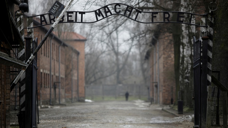 SRF: неизвестные осквернили стены Освенцима антисемитскими лозунгами