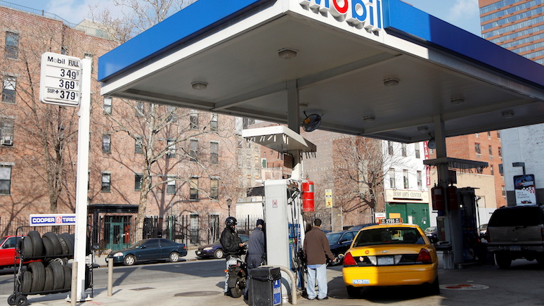 Insider: цена бензина в США достигла рекордного за семь лет уровня