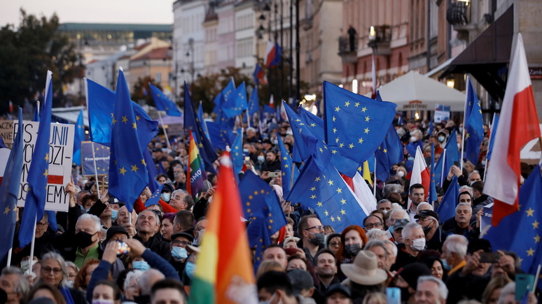 Das Erste: противники польского правительства вышли на улицы под флагами ЕС