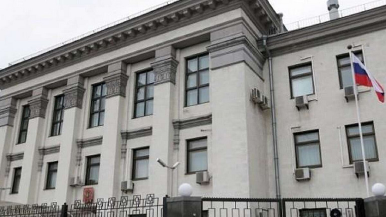 Вести: в Одессе облили красной краской ворота российского консульства