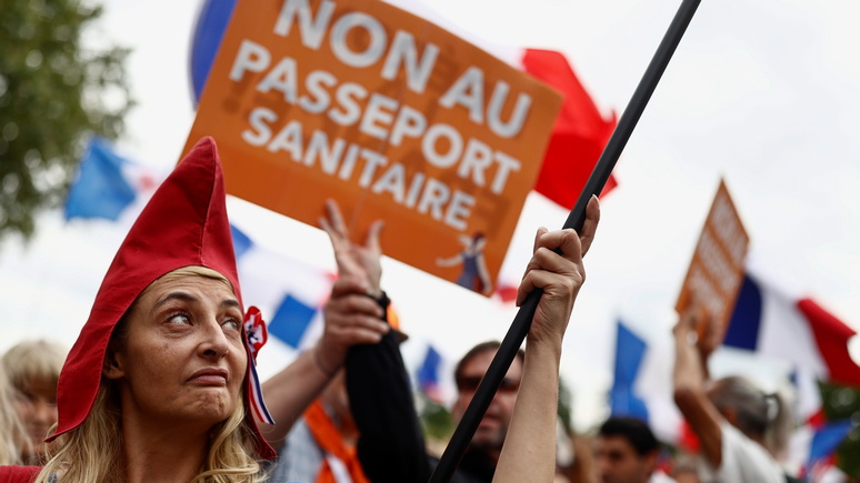 Times: играет в политику с пандемией — Макрона раскритиковали за планы продлить действие санитарных пропусков во Франции
