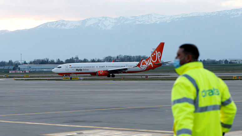 УП: в Польше оштрафовали украинцев за агрессивное поведение на борту самолёта